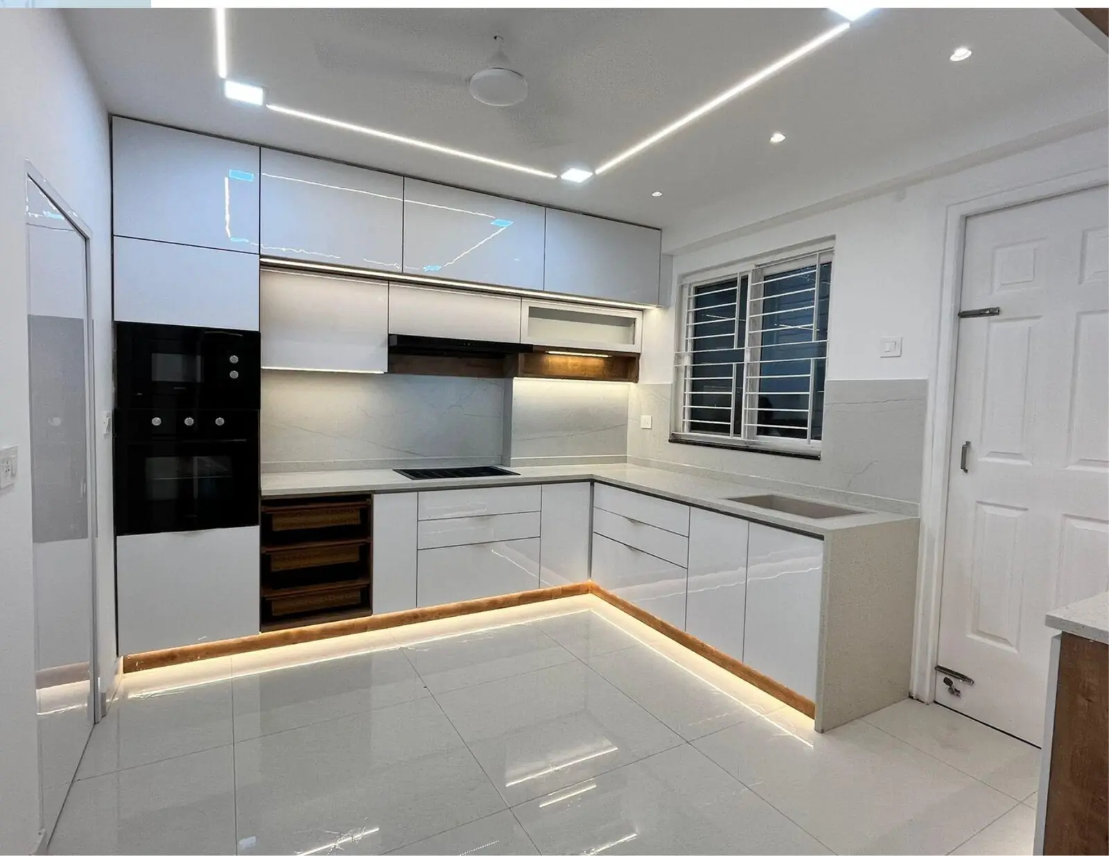 L-shaped kitchen with cove lighting